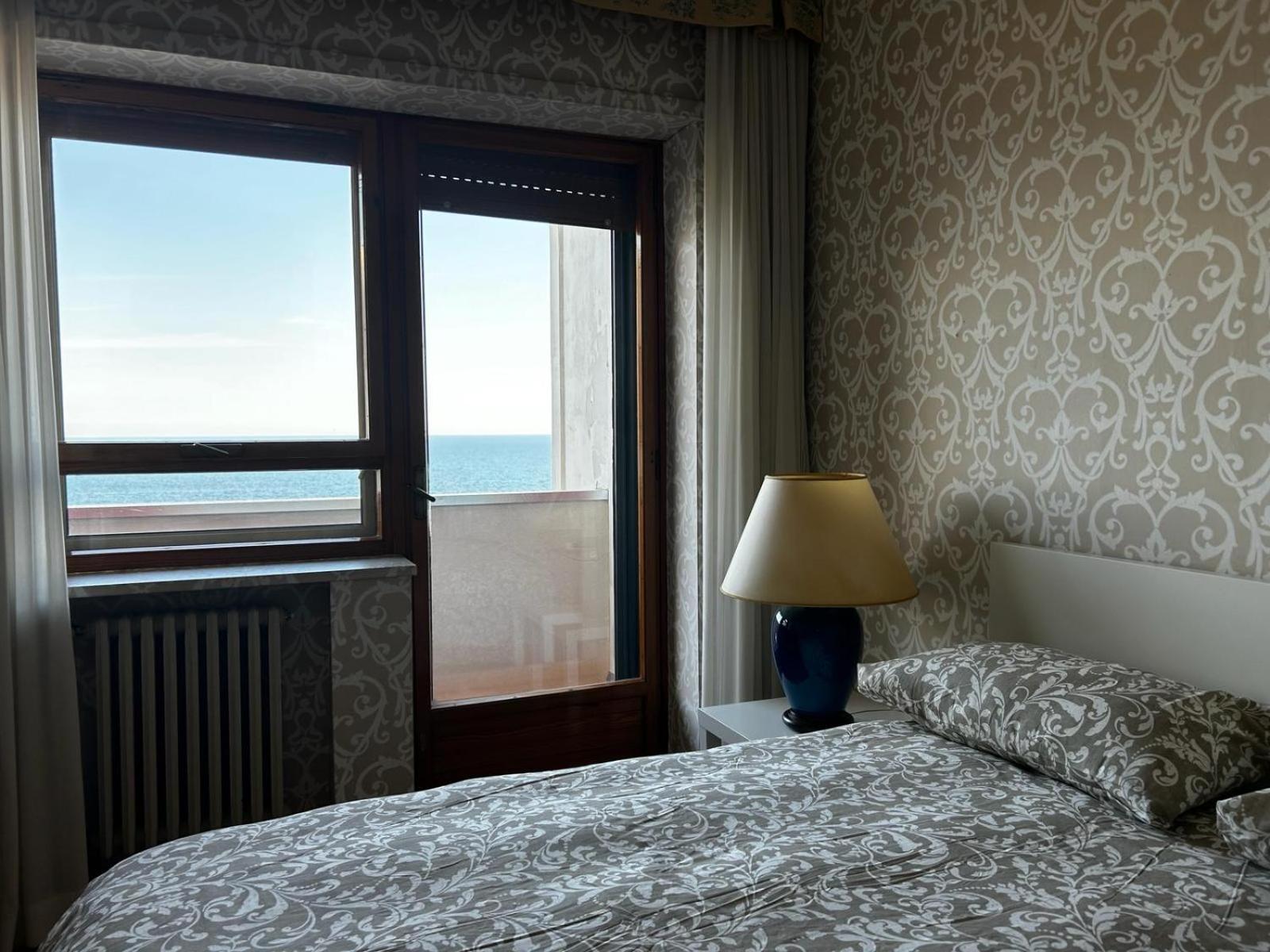 Front Beach Apartment - 3 Bedrooms Bari Eksteriør billede
