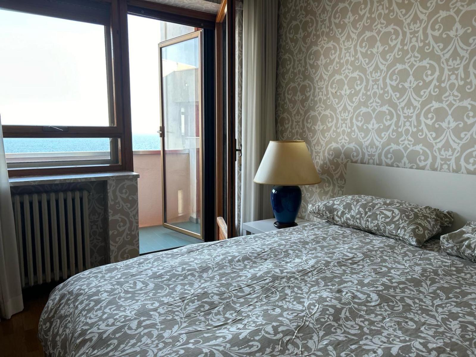 Front Beach Apartment - 3 Bedrooms Bari Eksteriør billede