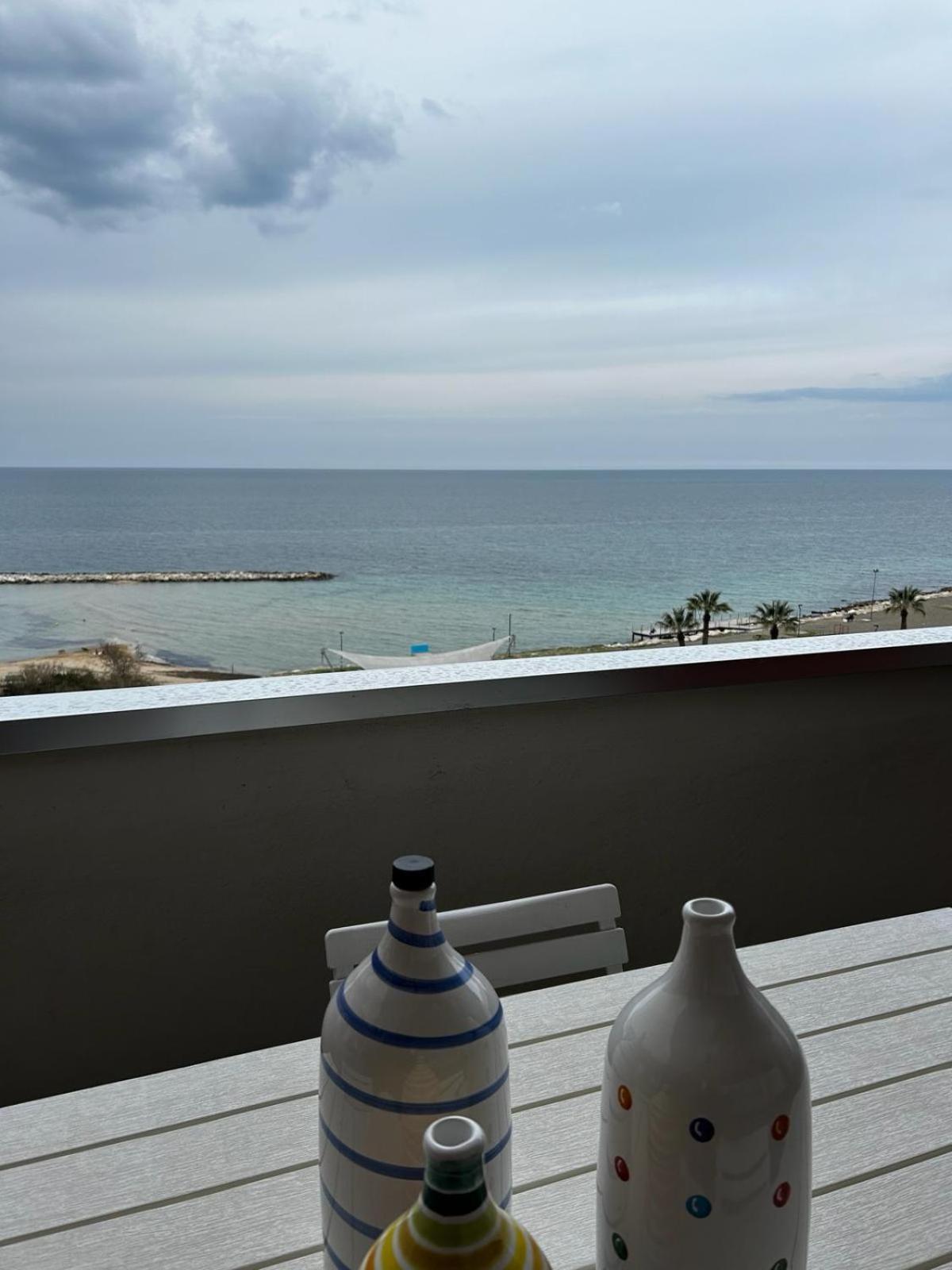 Front Beach Apartment - 3 Bedrooms Bari Eksteriør billede