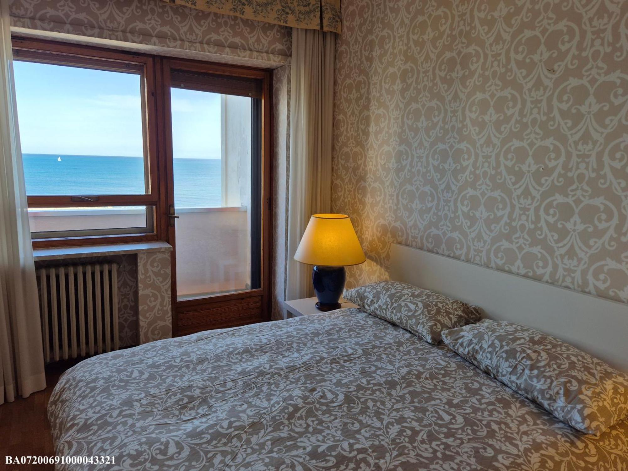 Front Beach Apartment - 3 Bedrooms Bari Eksteriør billede